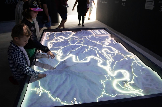 SFにおけるAIの相互作用：テクノロジーの役割に関する考察