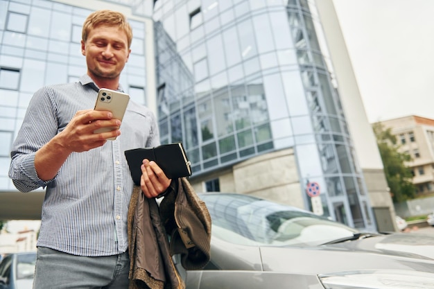 Uber's Investment in Electric Vehicle Maker Lucid: A Step Towards Automated Rides