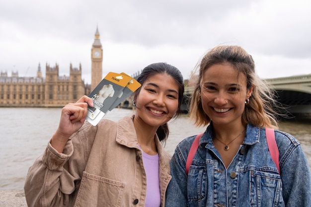 Студентки зі Східного Лондона перемогли у конкурсі "Жінки в авіації" в аеропорту Лондон-Сіті