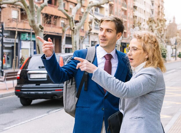 Chauffeur Bedeutung auf Englisch - Definition, Verwendung und Etymologie