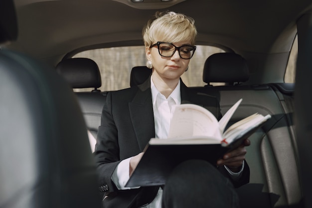 Chauffeur Translation - English–Traditional Chinese Dictionary with Definitions