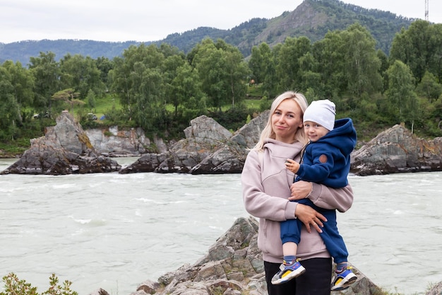 Η Usha Vance και ο γιος της επιχειρούν στη Γροιλανδία για πολιτιστική εμβάπτιση