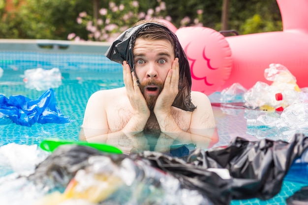 フロリダで英国人観光客と義理の娘が関与する衝撃的なプール事件