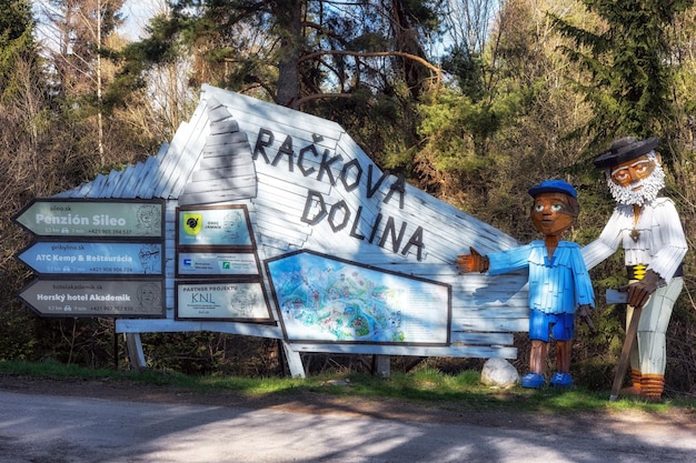 フォンテーヌブロー・マイアミビーチの屋外プールデッキの大規模再開発