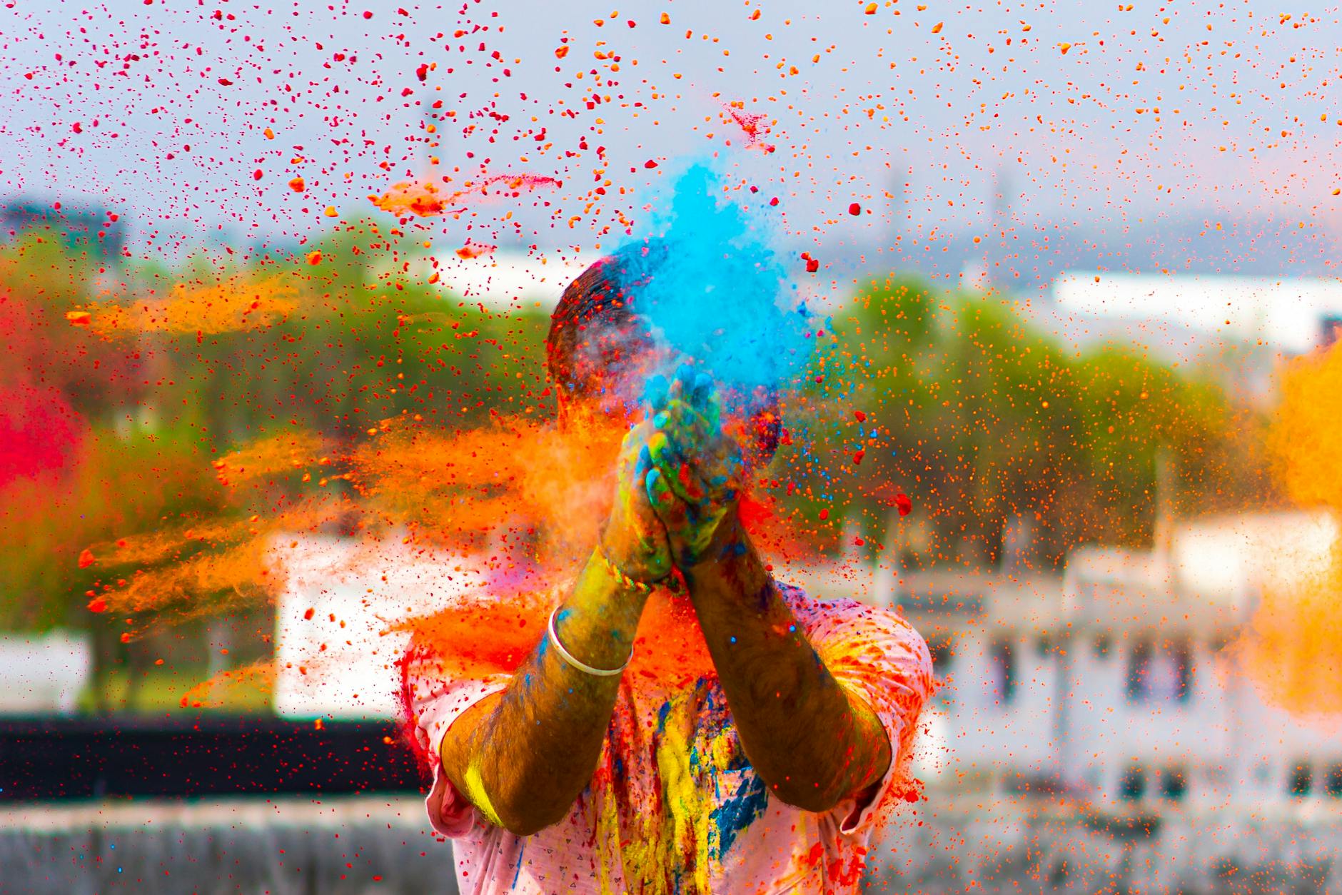 Holi travel boom: ixigo and AbhiBus show dramatic YoY increases in flights and buses