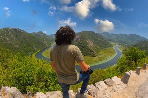 Розширюючи погляд хасі на туризм: Комплексний погляд