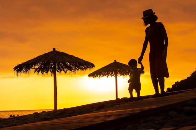 ظلّ أبي: عبور لاغوس، خطوط الصدع العائلية، وبداية ترسّخ معالم المدينة