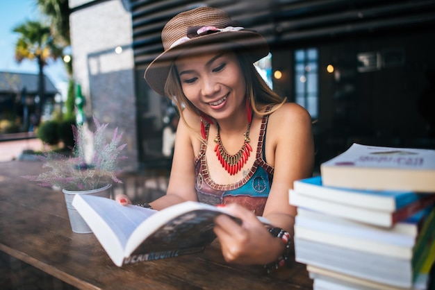 Jännittäviä kirjasuosituksia keväälle 2025