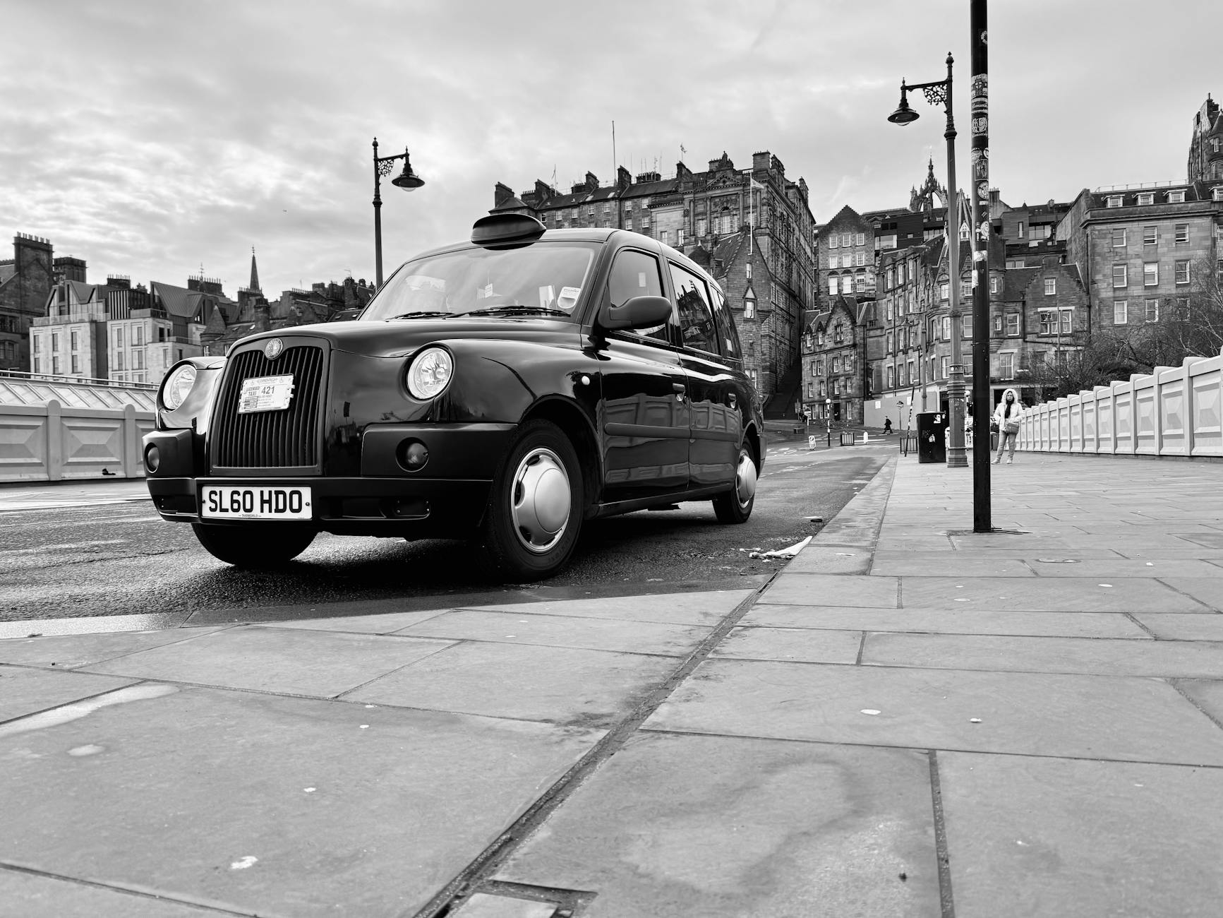 Edinburgh Airport: Train vs Taxi - The Best Choice?