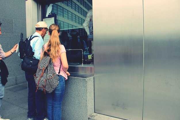 Identify the airport bus lines and their city-center routes from Eleftherios Venizelos