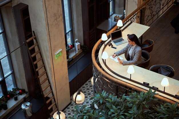 Nearby amenities and services that support long work sessions: coffee, food, and charging stations