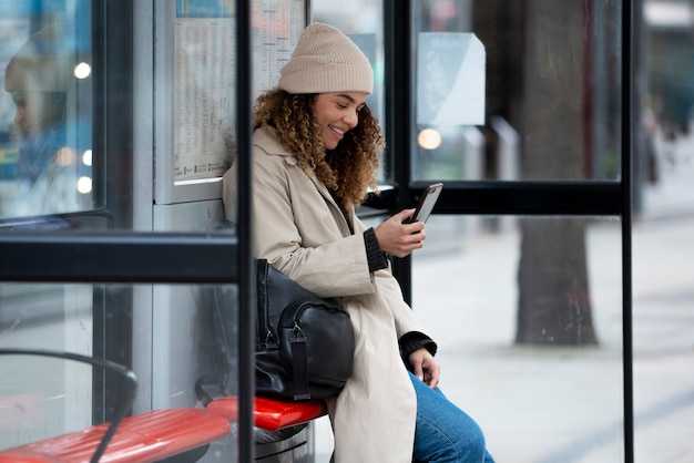 Tickets are issued by the belga SNCB operator. The direct Airport Express runs every 10–15 minutes, and the ride to Central takes about 17–20 minutes. You consegue buy tickets at the machines in the arrivals hall, online, or via the SNCB app. The price is around €9–€11; Quanto you pay depende on the ticket type (single, return, or discount). For cancelamento, check the fare terms; many fares are flexible, others are not. Some seguradoras offer travel insurance that covers transit delays.