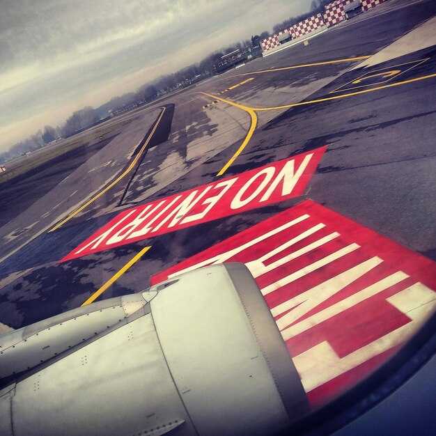 Network Connectivity: Direct links to the US, Europe, and other regions enabling cross-continent transit