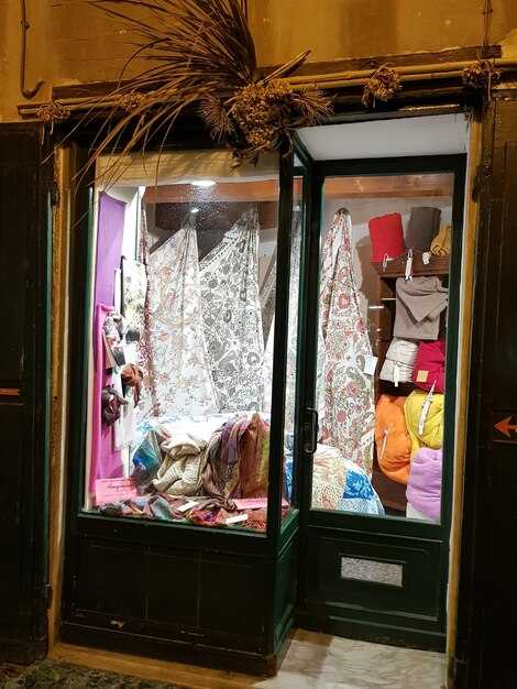 The Alcaicería Market: handmade treasures in narrow streets