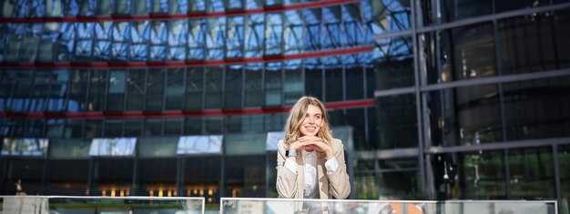 Ground transportation and on-site amenities: trains, buses, car rental, dining, and Wi-Fi