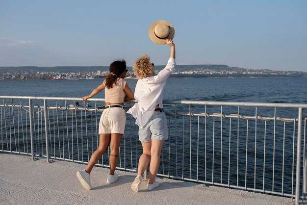 What is this ultra chic NYC-to-Hamptons transfer and what options does it include?