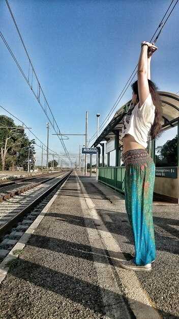 Train timetables and frequencies for Lisbon–Cascais trips (Cais do Sodré to Cascais and back) in 2025