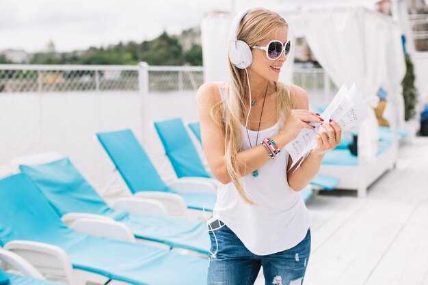 Arrival Day Tips for Smooth Travel: Luggage, Passports, and Local Transport Alternatives