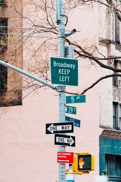 Design standards: dimensions, typography, color, and legibility on rural and urban roads