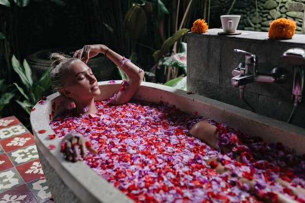 Which Budapest baths stay open for night swimming