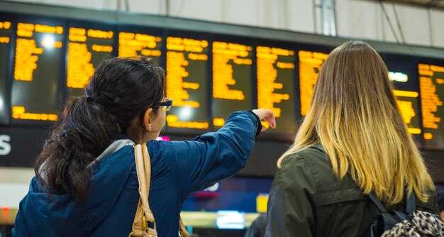 Food, cafés, and lounges: quick bites and lounge access near gates