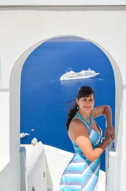 Nightlife by Area: Fira’s Clubs, Rooftop Bars, and Kamari Beach Parties