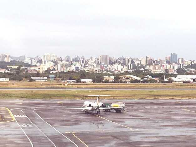 Which terminals handle international flights at GRU, and how can I identify my correct gate?