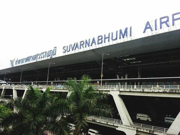 Quick shopping paths: optimal routes for transit passengers