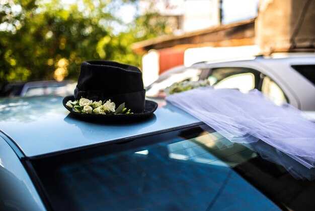 What to expect on an airport taxi pickup: meet-and-greet, luggage handling, and waiting times