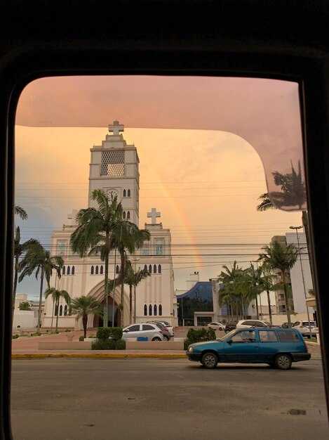 Private car service vs shared shuttle: capacity, comfort, and luggage handling