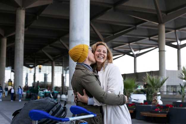 Tips for Luggage, Peak Hours, and Seasonal Schedules at SKG