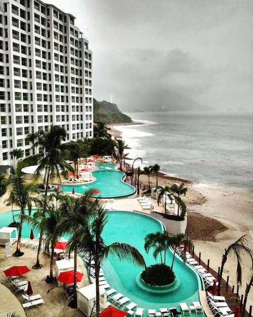 Mid-range to luxury: balance of location and service