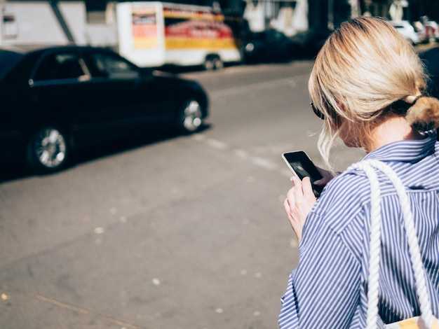 Where and how to meet drivers: pickup zones, airport rules, and curbside etiquette