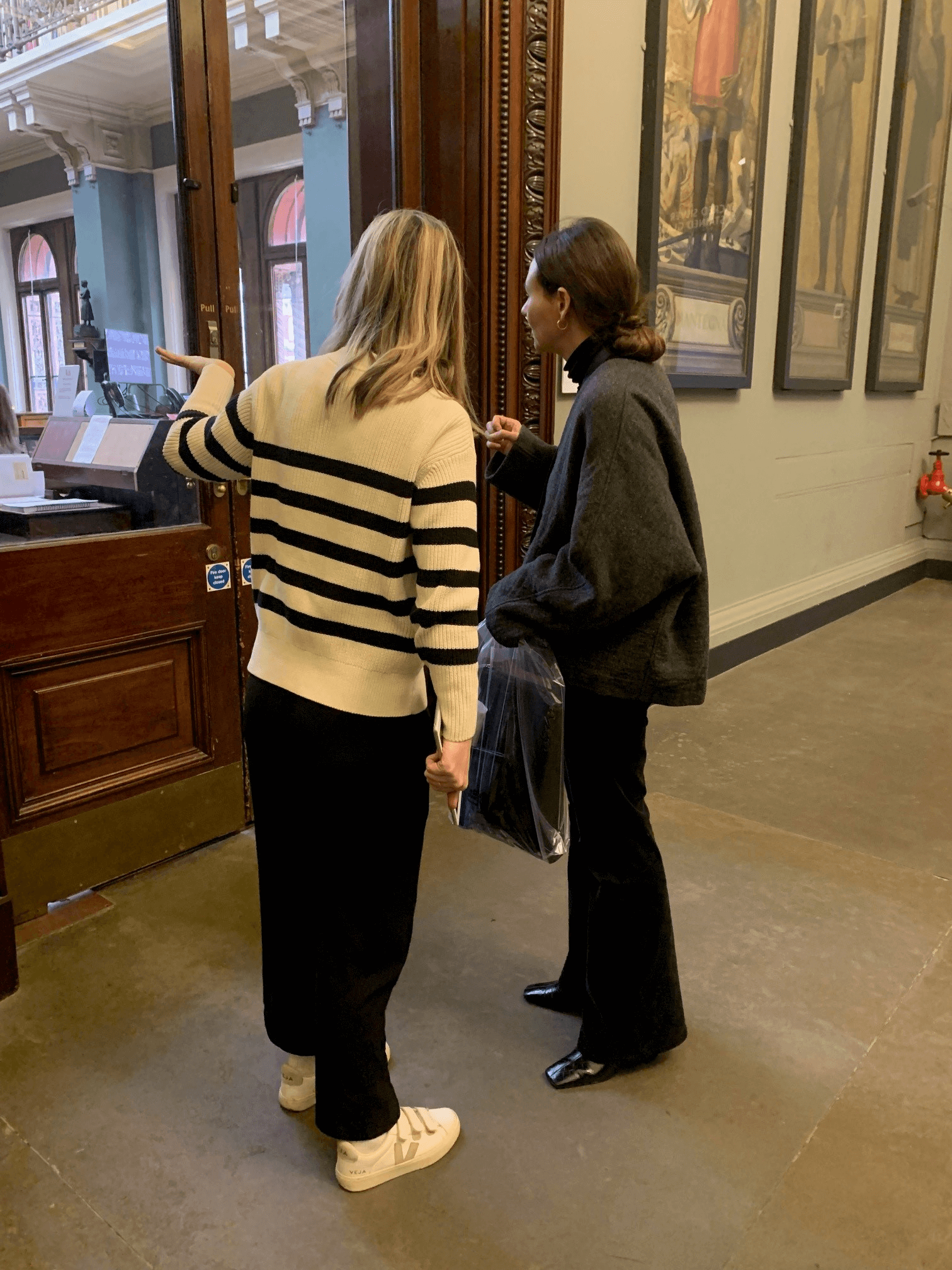 تهيئة بيئة ترحيبية للزائرين في المكتبة الوطنية للفنون