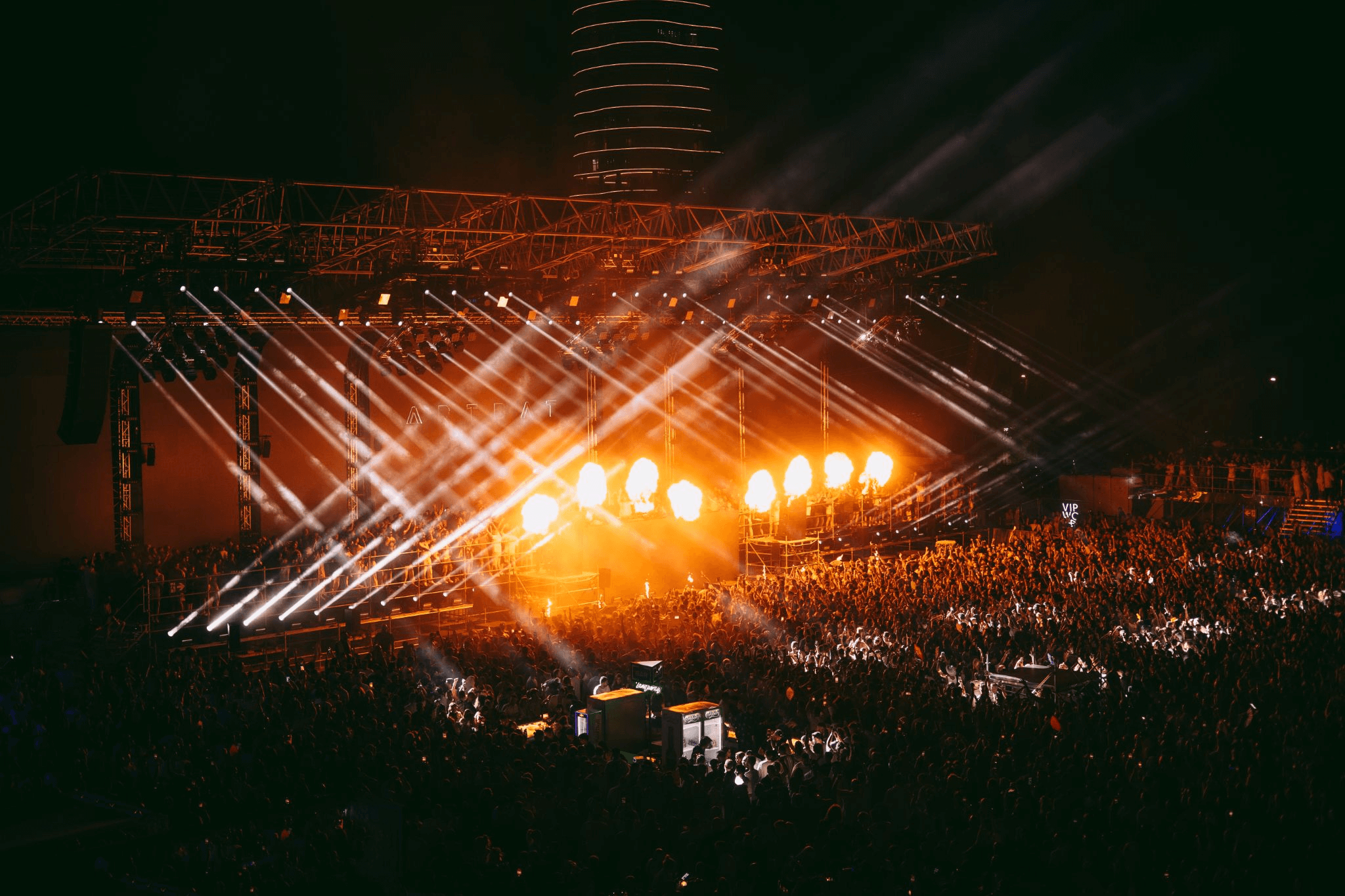 Principalele evenimente săptămânale și viitoarele evenimente din muzica electrpeică