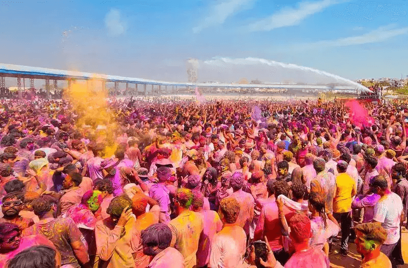 Pushkar se confruntă cu o creștere a turismului și a prețurilor hoteliere în timpul Holi