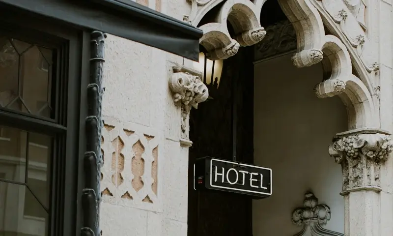 Leading OTAs Maintain Visibility; Smaller Competitors Emphasize Pricing Strategies