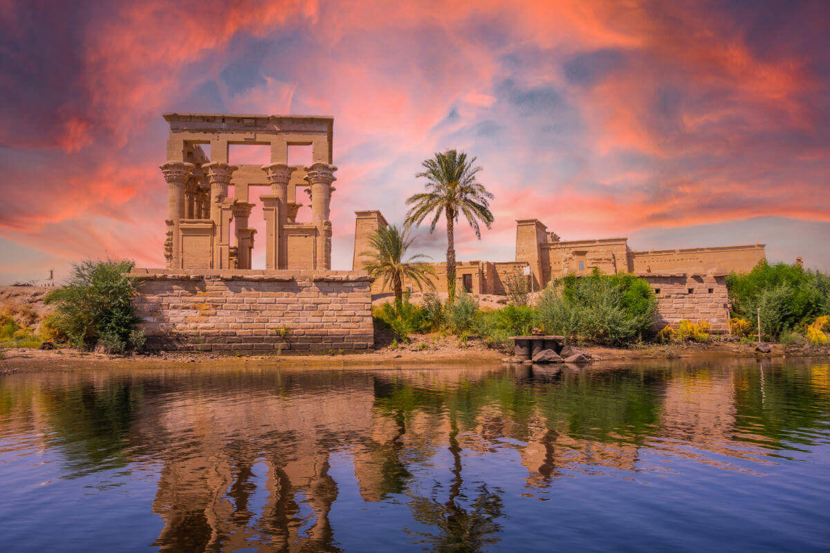 Optimal Times to Explore Egypt: An Insight into Weather and Visitor Trends