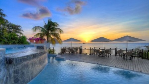 Cap Maison and Ladera Resort Presents a Recycled Glass Sculpting Experience